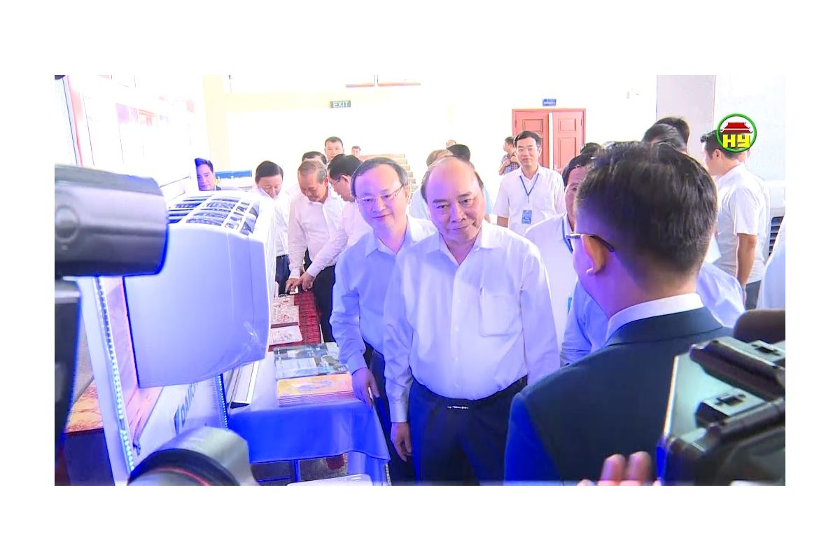 Thủ tướng Nguyễn Xuân Phúc đến thăm gian hàng Daikin Vietnam tại Hưng Yên
